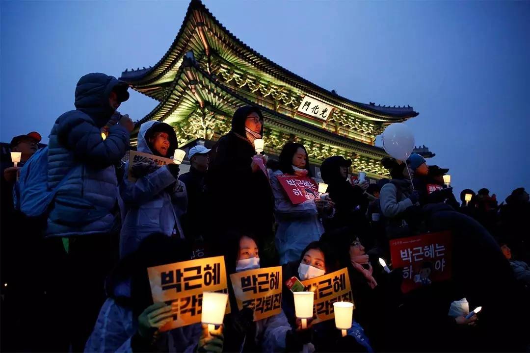 刚刚,朴槿惠成为首位被正式罢免的韩国总统.